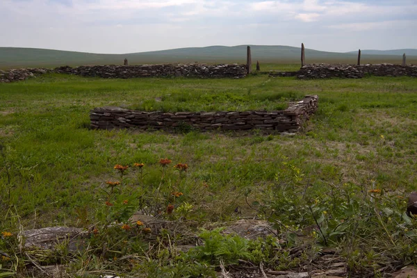 Porsuk kütüğü (Ölü Krallar Vadisi) tepeciği, sadece Hakass bozkırlarında 100 bin mezar yığını bırakan İskitler tarafından dikildi..