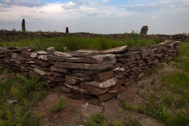 Porsuk kütüğü (Ölü Krallar Vadisi) tepeciği, sadece Hakass bozkırlarında 100 bin mezar yığını bırakan İskitler tarafından dikildi.