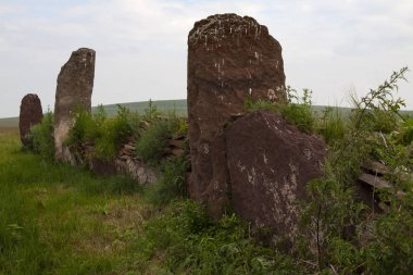 Porsuk kütüğü (Ölü Krallar Vadisi) tepeciği, sadece Hakass bozkırlarında 100 bin mezar yığını bırakan İskitler tarafından dikildi.