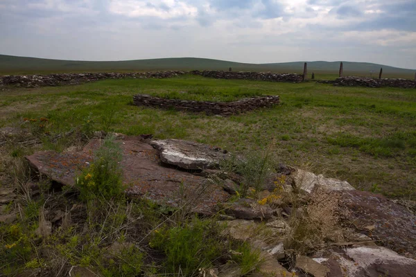 Porsuk kütüğü (Ölü Krallar Vadisi) tepeciği, sadece Hakass bozkırlarında 100 bin mezar yığını bırakan İskitler tarafından dikildi.