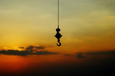 Endüstriyel akşam gökyüzü günbatımı ile çalışma hakkında kullanmak için kanca.