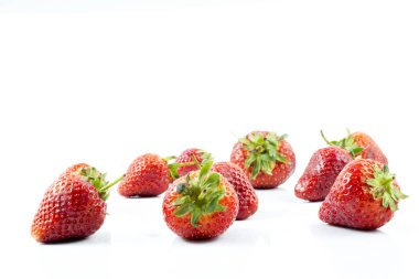 Beyaz arka planda çilekler.