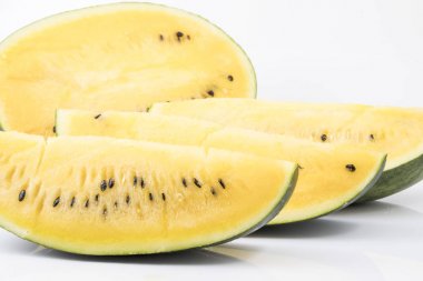Çizgili Sarı karpuz beyaz arka plan.