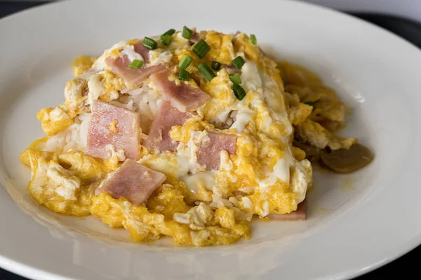 Yumurta ve jambon beyaz tabak pirinç ile karıştırılmış.