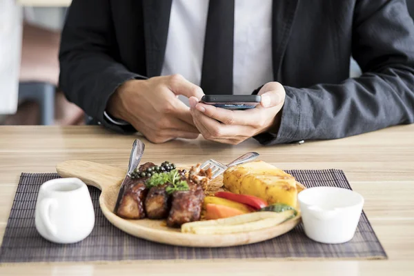 Restoranda Smartphone oyun.