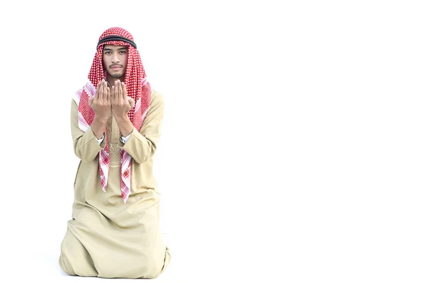 Muslimska män ber på vit bakgrund. — Stockfoto