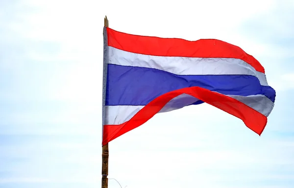 Tayland bayrak sallayarak beyaz arka plan gökyüzü.