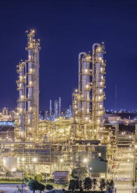 Gece ile Petrokimya tesisi