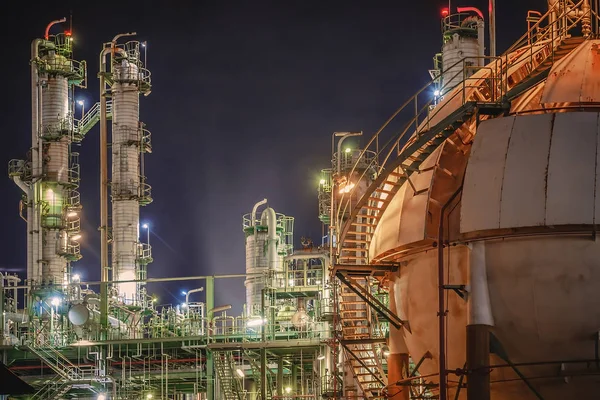 Gas opslagtank in petrochemische fabriek op moment van de nacht — Stockfoto