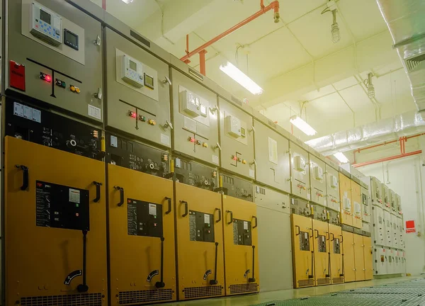 Petrolkémiai gépek elektromos alállomás szoba — Stock Fotó