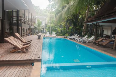 Yüzme Havuzu relax sandalye ile tatil köyü