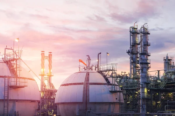 Tanque de esferas de armazenamento de gás na refinaria de petróleo planta no céu pôr do sol fundo — Fotografia de Stock