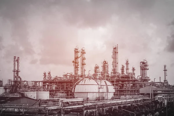 Vintage etkisi ile gaz ve petrol rafineri tesisi — Stok fotoğraf