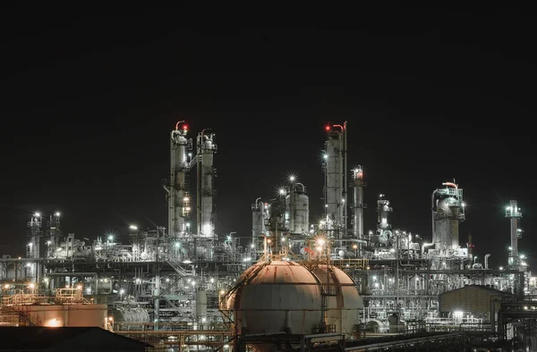 Gaz ve petrol rafineri tesisi veya gece zamanla Petrokimya tesisi — Stok fotoğraf