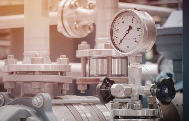Sanayi Tesisi, petrol ve gaz basınç göstergesi fabrikasında deşarj pompası basınç göstergesi