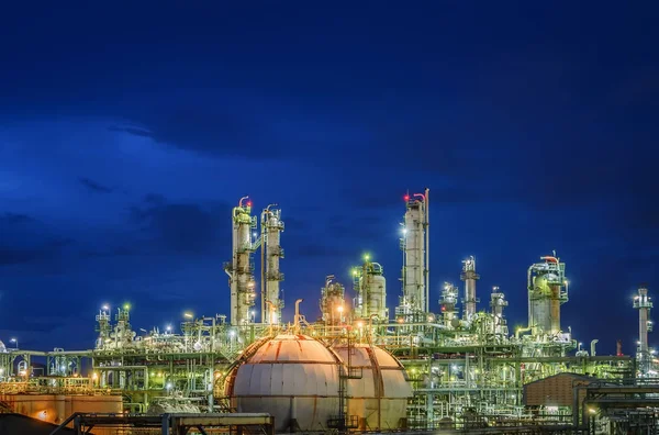 Refinaria de petróleo e gás industrial — Fotografia de Stock
