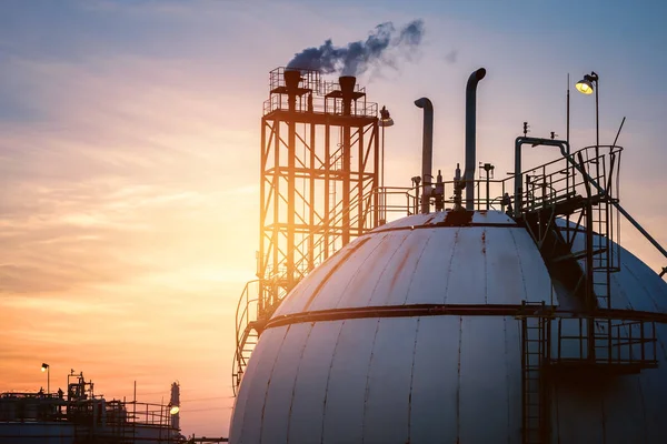 Depósito de esfera de gas y tanque de almacenamiento en planta de refinería de petróleo —  Fotos de Stock