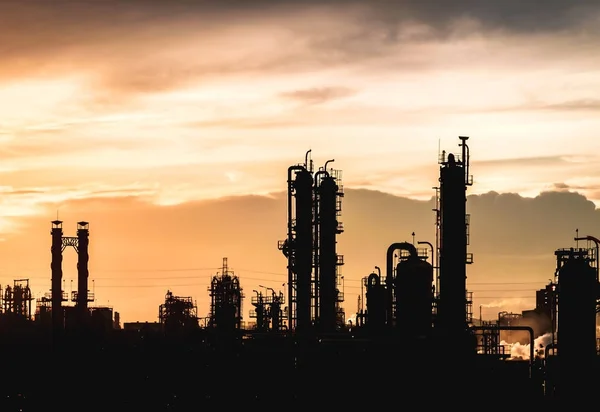 Gökyüzü günbatımı siluet görüntüdeki Petrokimya tesisinde — Stok fotoğraf