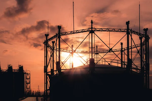 Gasometro Impianto Industria Petrolchimica Con Immagine Silhouette Sfondo Alba Cielo — Foto Stock