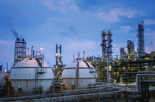 Planta Petroquímica Indústria Refinaria Petróleo Gás Com Crepúsculo Céu Azul — Fotografia de Stock