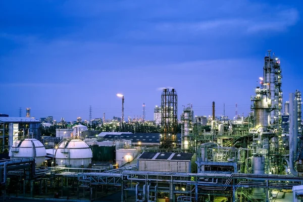Fabrik Für Petrochemische Anlagen Mit Dämmerhimmel Hintergrund Glitzerbeleuchtung Der Industrie — Stockfoto