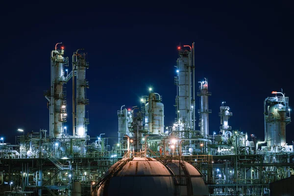Petrolkémiai Üzem Éjszaka Közelről Csillogó Világítás Izzó Fények Gyárak Olaj — Stock Fotó