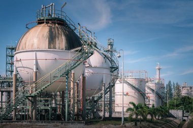 Petrol rafinerisi mavi gökyüzü arka plan üzerinde endüstriyel gaz depolama küre tankları