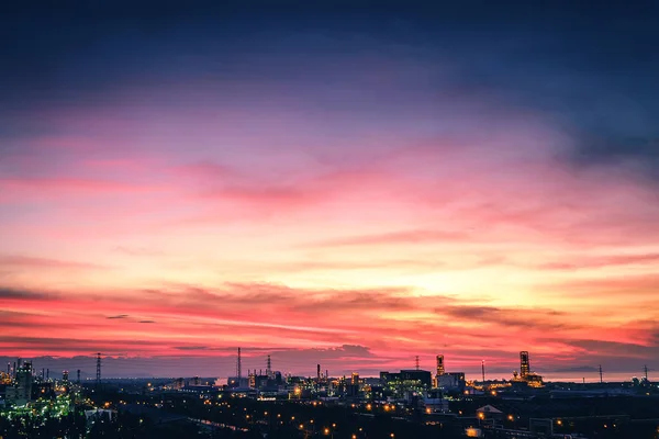 Vista Céu Por Sol Com Propriedade Petroquímica Indústria — Fotografia de Stock