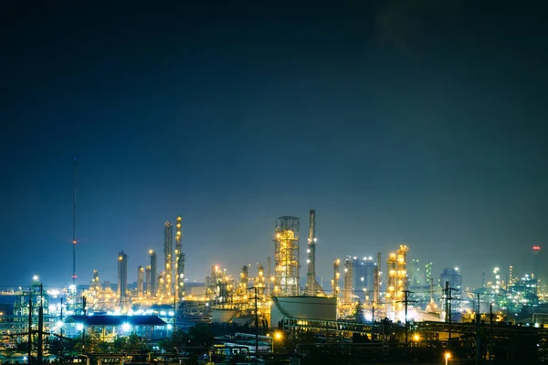Блестящее Освещение Усадьбы Нефтехимической Промышленности Ночью — стоковое фото