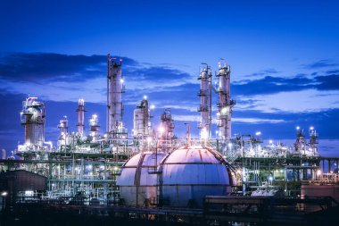 Gaz depolama küre tankları alacakaranlık gökyüzü arka plan ile Petrokimya tesisi, Glitter aydınlatma, endüstriyel tesis, Vinil Klorür monomerin bitki üretim