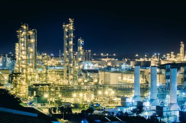 Damıtma Kulesi ve santral gece, Petrokimya tesisi imalatı, Olefins bitkisinin Fabrikası ile aydınlatma glitter
