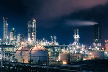 Petrokimya tesisi ile gece aydınlatma glitter, petrol imalat, ürün tank Petrokimya tesisinde