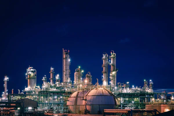 Petrolkémiai Gépek Tárolási Gömb Tartályokkal Félhomályban Háttere Ipari Olaj Gáz — Stock Fotó