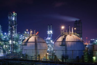 Depolama küre tankları petrol ve doğal gaz rafineri tesisi ile gece, Glitter Petrokimya tesisleri, endüstriyel aydınlatma bitki ultraviyole gökyüzü arka plan ile