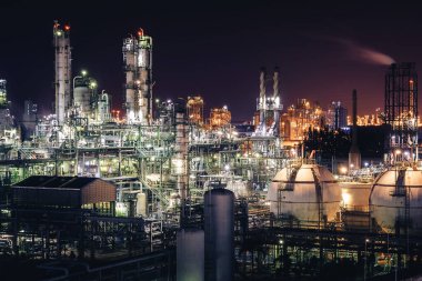 Petrokimya tesisi ile gece, aydınlatma glitter petrol Sanayi üretim