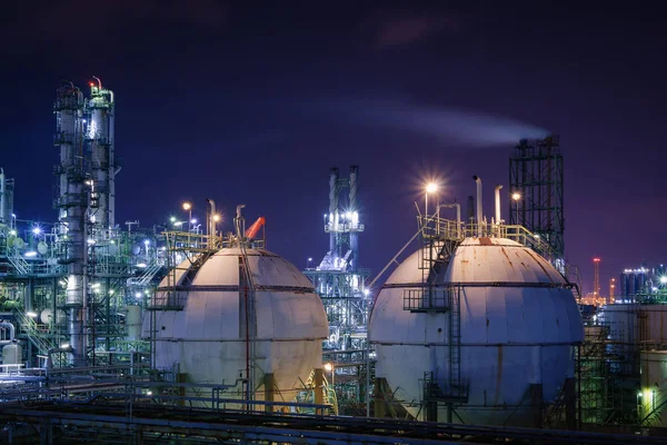 Tanques Esfera Armazenamento Planta Refinaria Petróleo Gás Com Noite Iluminação — Fotografia de Stock