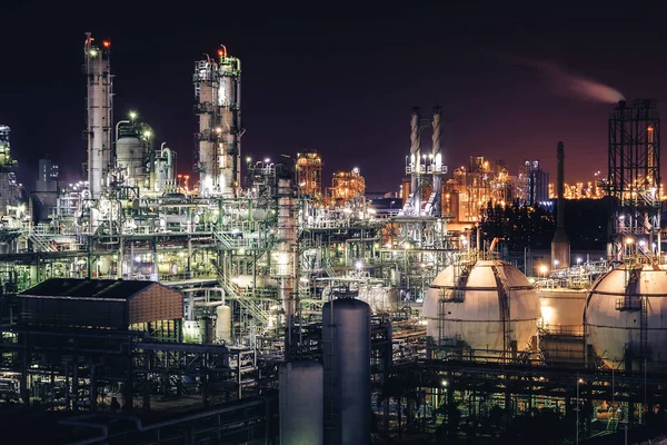 Petrokimya Tesisi Ile Gece Aydınlatma Glitter Petrol Sanayi Üretim — Stok fotoğraf