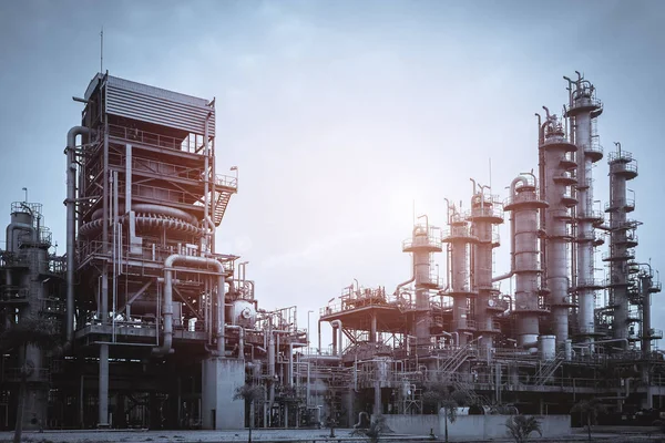 Industria Manufacturera Con Línea Producción Torre Destilación Gas Efecto Retro — Foto de Stock