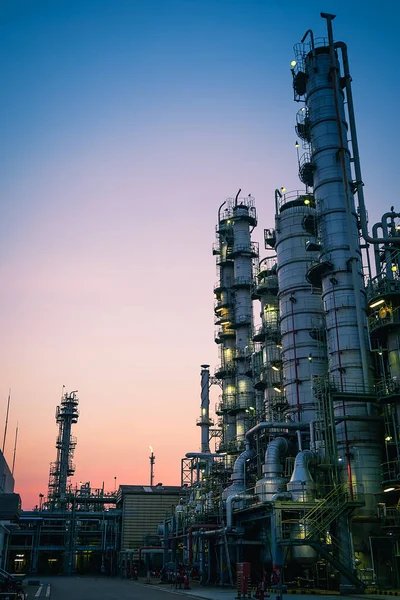 Nahaufnahme Ausrüstung Turm Der Gasdestillation Mit Himmel Dämmerung Hintergrund — Stockfoto