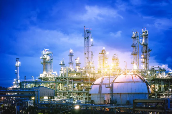 Petrolkémiai Gépek Félhomályban Tárolási Gömb Tartályos Gáz Ásványolaj Ipari Üzem — Stock Fotó