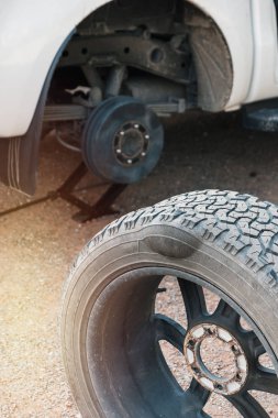 Changing tire with tire damage