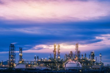 Gökyüzünde petrol ve gaz rafinerisi veya petrokimya endüstrisi günbatımı arka planı, akşamlı fabrika, petrokimyasal endüstriyel üretim