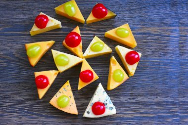 Peynir ve meyve masada.