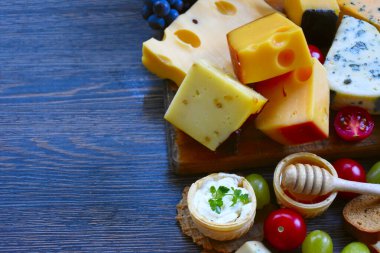 Peynir, sebze ve ekmek.