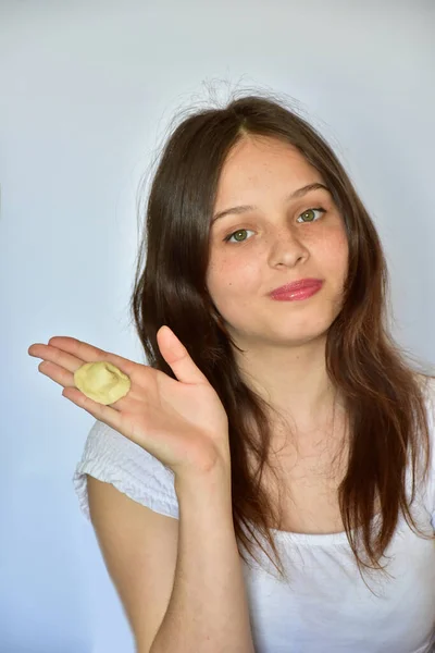 Het Meisje Houdt Een Deegproduct Haar Handen Vareniki Pelmeni — Stockfoto