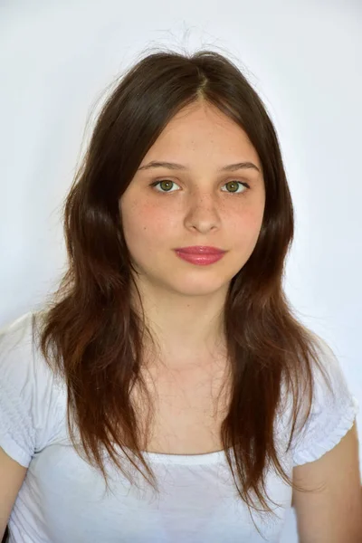 Menina Bonita Com Cabelos Longos Fundo Branco — Fotografia de Stock