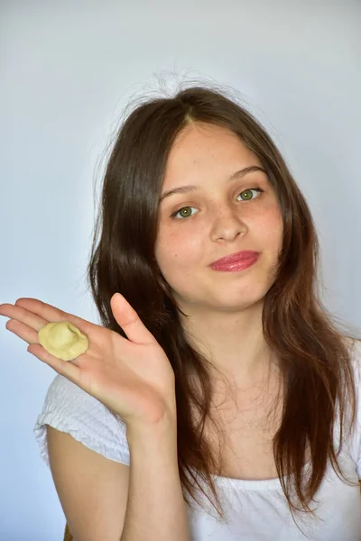 Het Meisje Houdt Een Deegproduct Haar Handen Vareniki Pelmeni — Stockfoto
