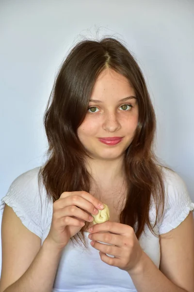 Girl Holding Dough Product Her Hands Vareniki Pelmeni — ストック写真