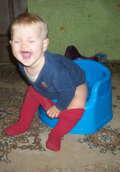 Bonito Engraçado Menino Fazendo Rostos Enquanto Fazendo Poo Menino Pote — Fotografia de Stock