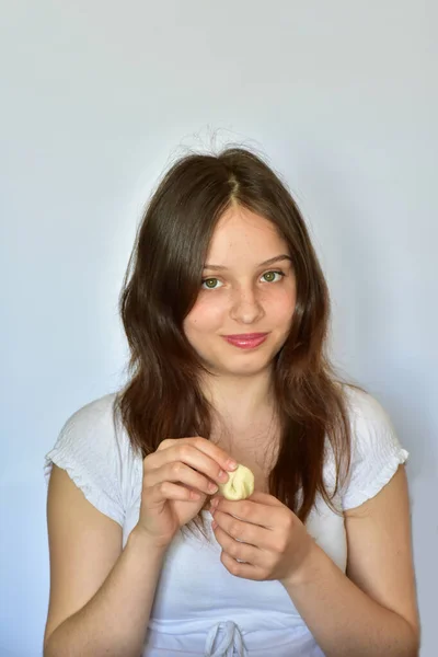 Ele Menina Está Segurando Produto Massa Suas Mãos Vareniki Pelmeni — Fotografia de Stock